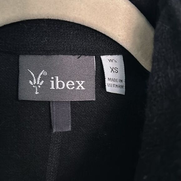 Women’s Ibex Wool Vest - Picture 4 of 9